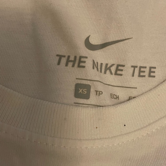 Nike top - Picture 2 of 2